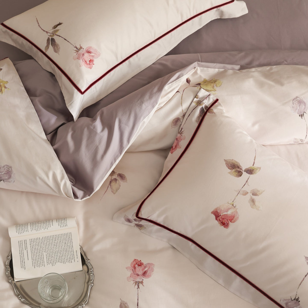 Seidiger Baumwollsatin-Bettbezug-Set mit aquarellierten Tulpen und Kontrastpaspel