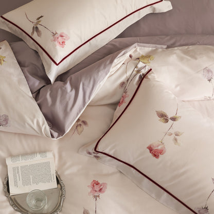 Seidiger Baumwollsatin-Bettbezug-Set mit aquarellierten Tulpen und Kontrastpaspel
