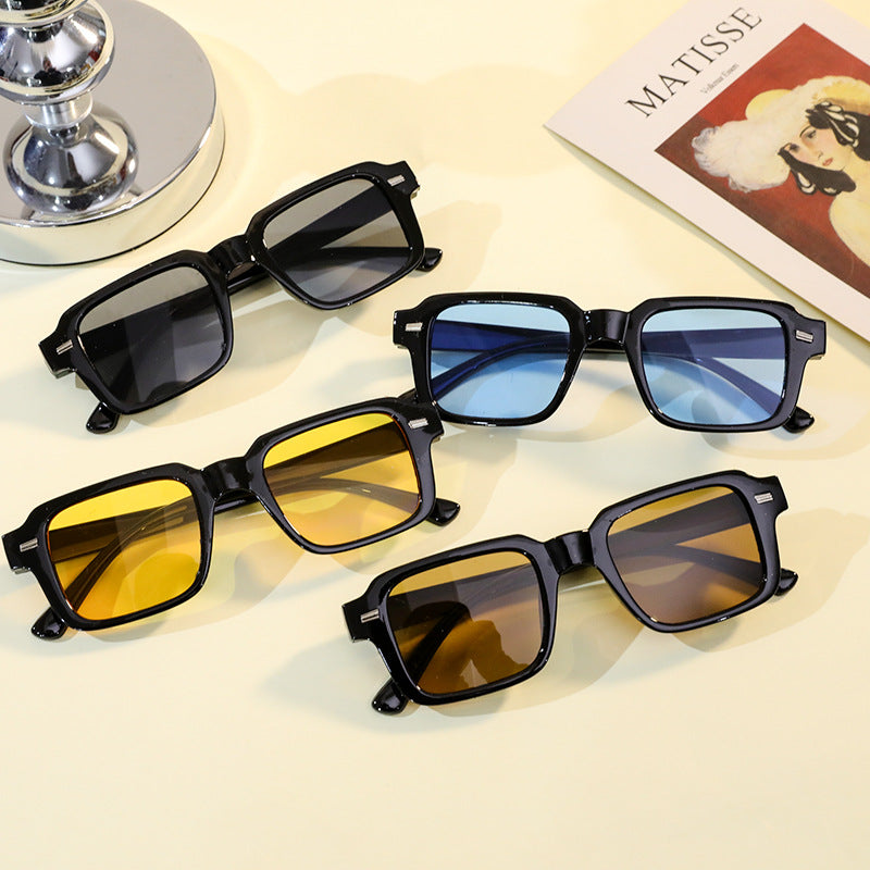 Damen moderne rechteckige Sonnenbrille mit farbigen Gläsern Brehn
