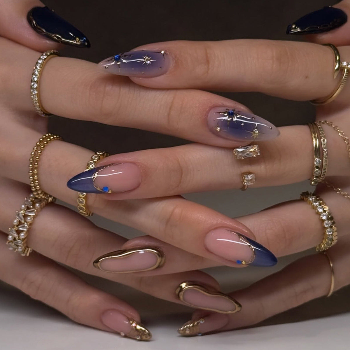 Kunstfingernägel mit Eleganten Goldakzenten Brehn
