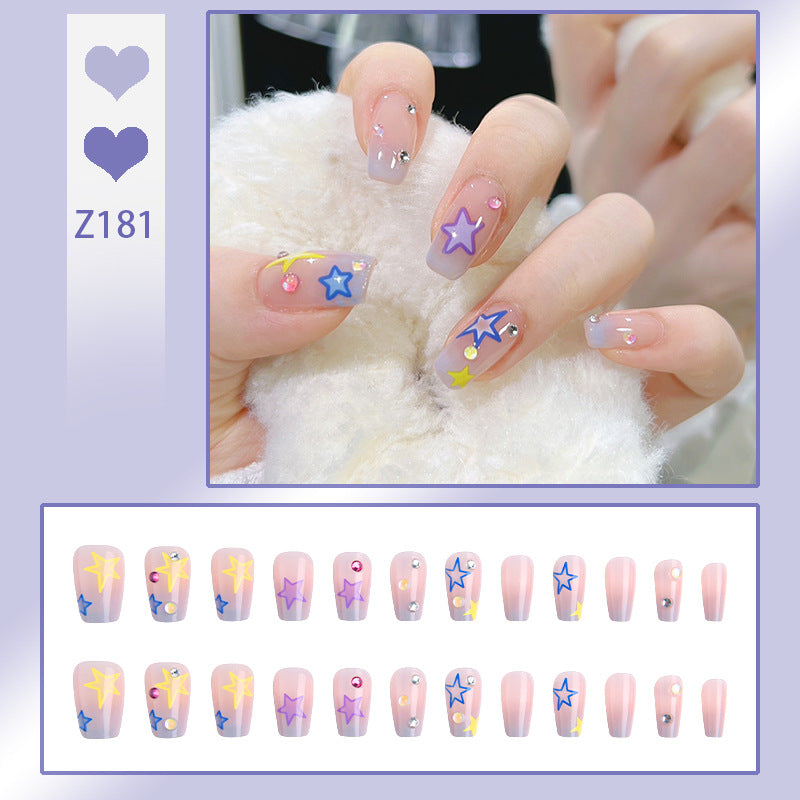Kunstnagelset mit eleganten Glitzerverzierungen und schimmernden Akzenten Brehn