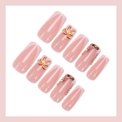 Kunstnagelset mit eleganten Verzierungen und einzigartigen Designs Brehn