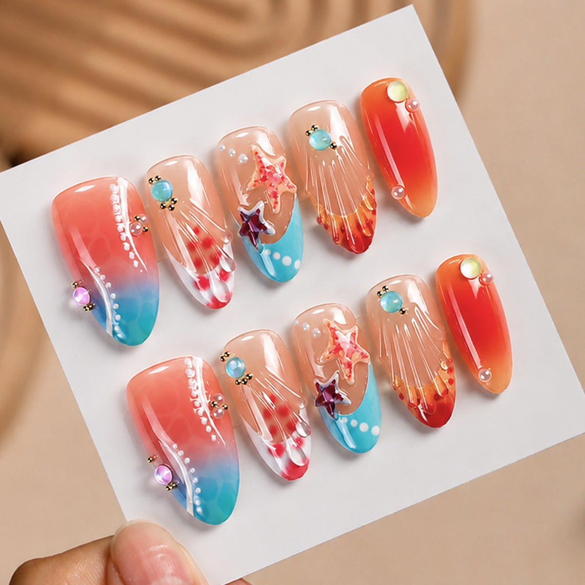 Kunstnagelset mit bunten Akzenten und effektvollen Designs Brehn