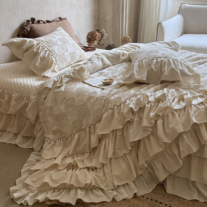 Rüschen-Bettwäscheset aus Baumwoll-Quilt mit Steppmuster und Kissenbezügen