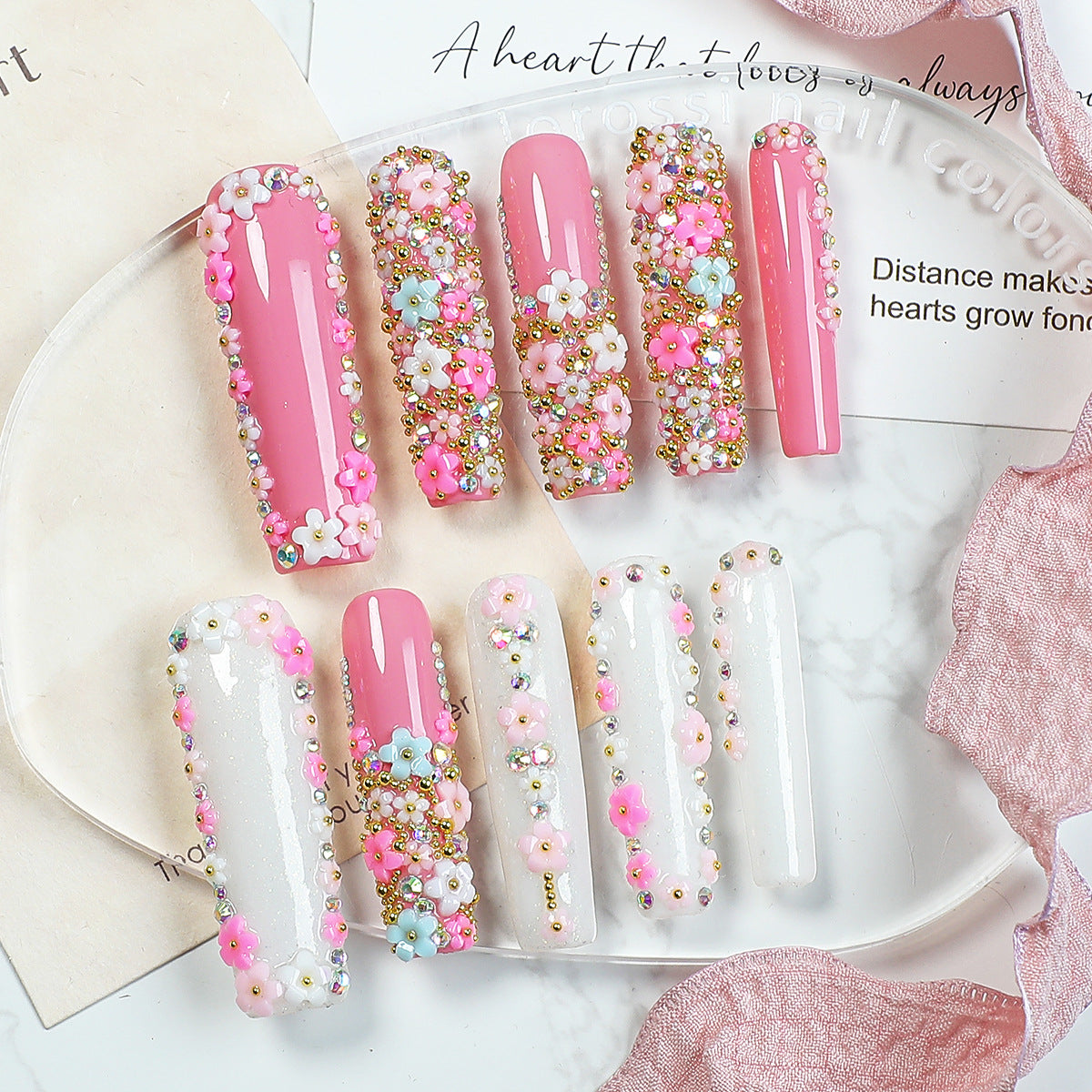 Kunstnagelset mit floralen Verzierungen und Glitzerakzenten Brehn
