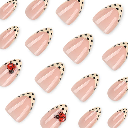 Kunstvolle Nagelkunst mit Marienkäfer-Motiv und Polka-Dots Brehn