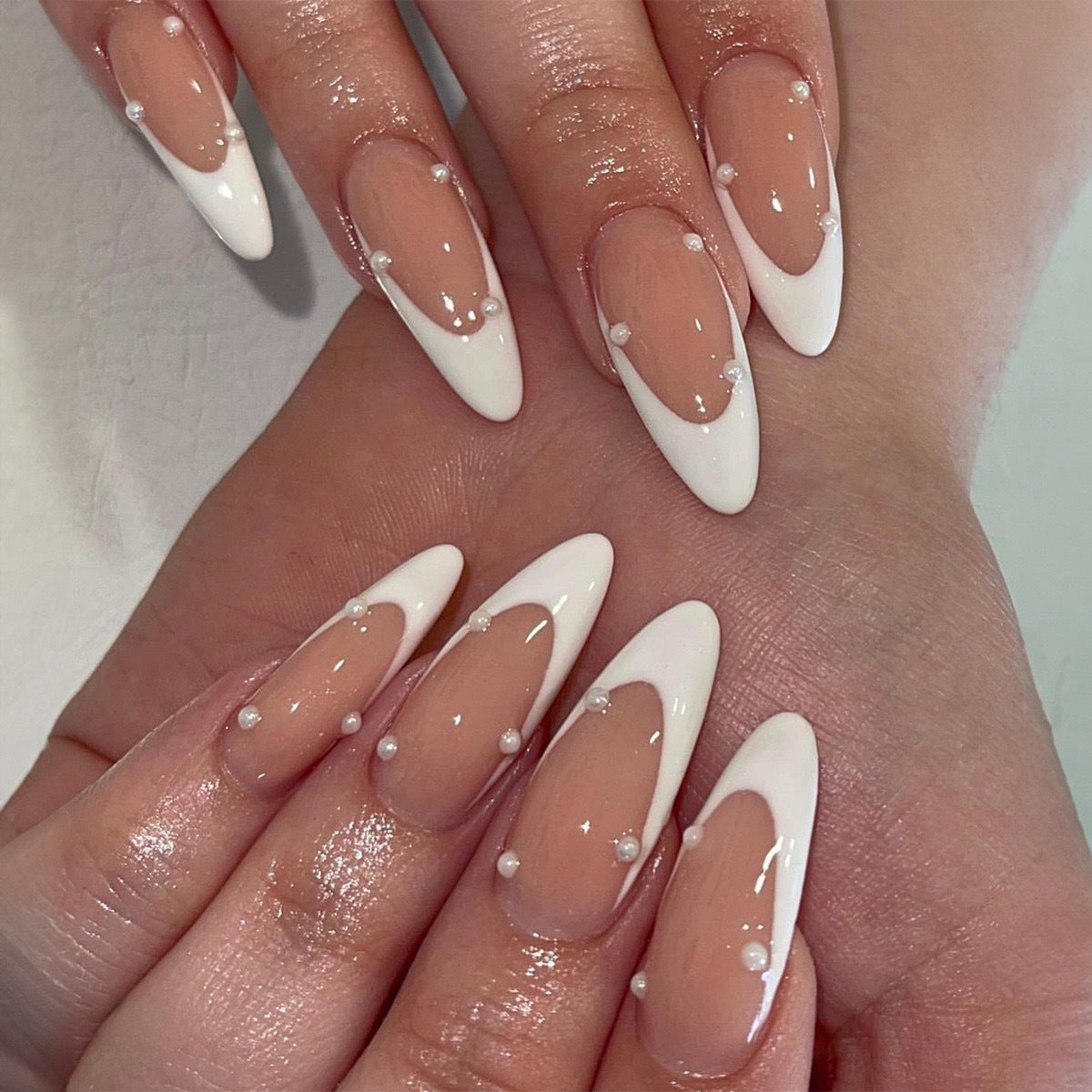 Kunstnagelset mit eleganten Spitzen und Perlenverzierungen Brehn
