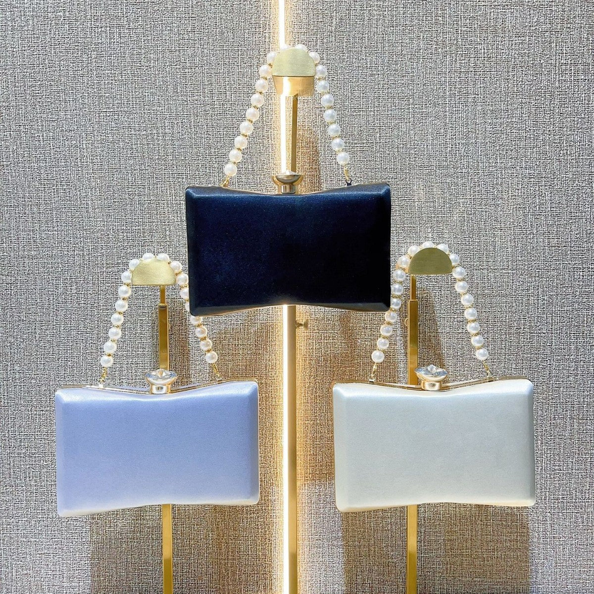 Perlenverzierte Abend-Clutch