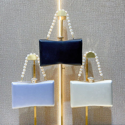 Perlenverzierte Abend-Clutch