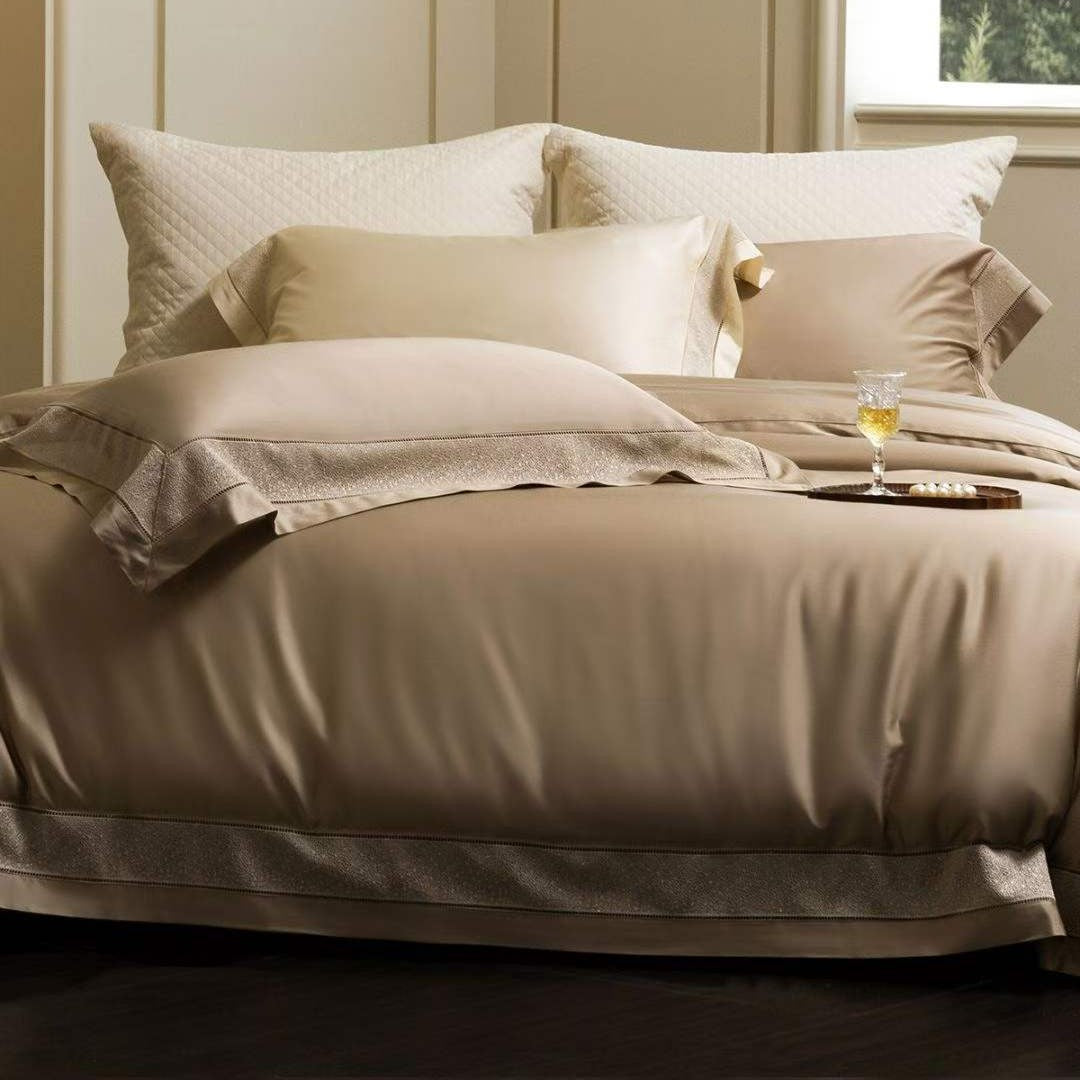 Luxuriöses Satin-Bettwäsche-Set mit spitzenbesticktem Rand und gesteppten Kissenbezügen