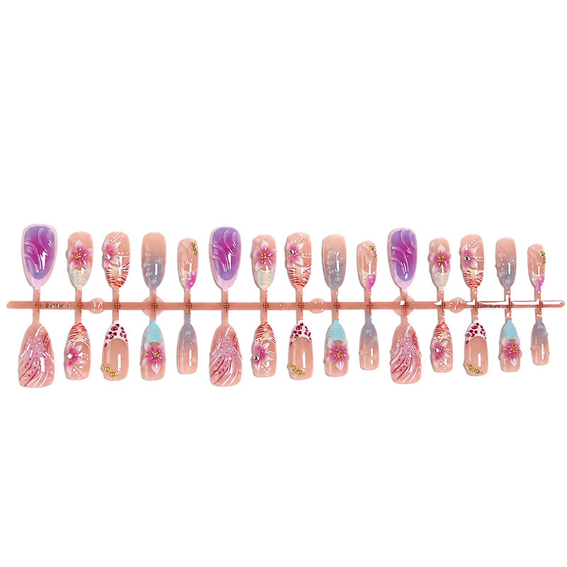Kunstnagelset mit floralen Designs und glamourösen Akzenten Brehn