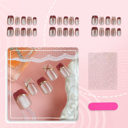 Kreatives Press-On Nagelkunst-Set mit eleganten Goldakzenten