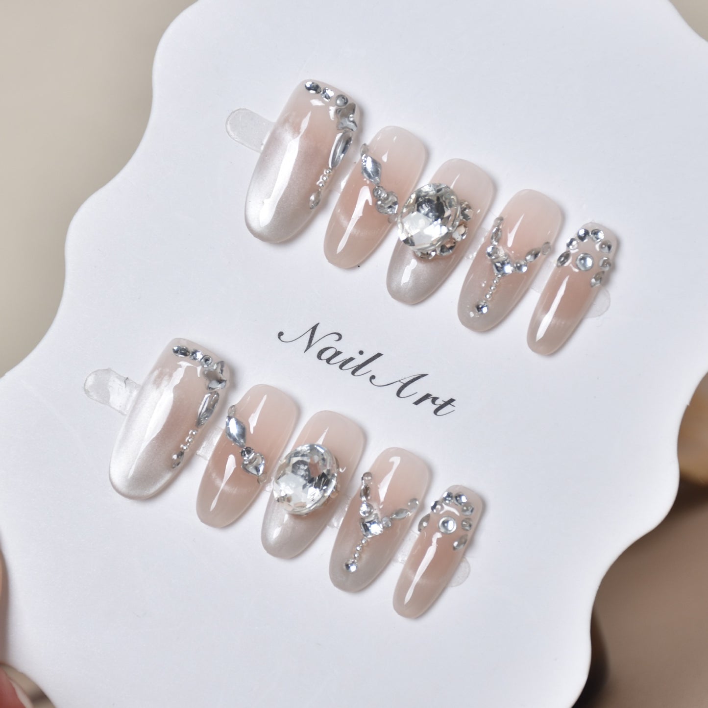 Elegante, mit Kristallen verzierte Press-On-Nagelverlängerungen Brehn