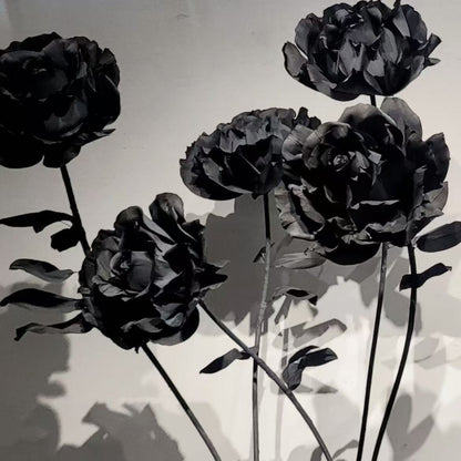 Lebensechte schwarze Rose Dekorationsskulptur
