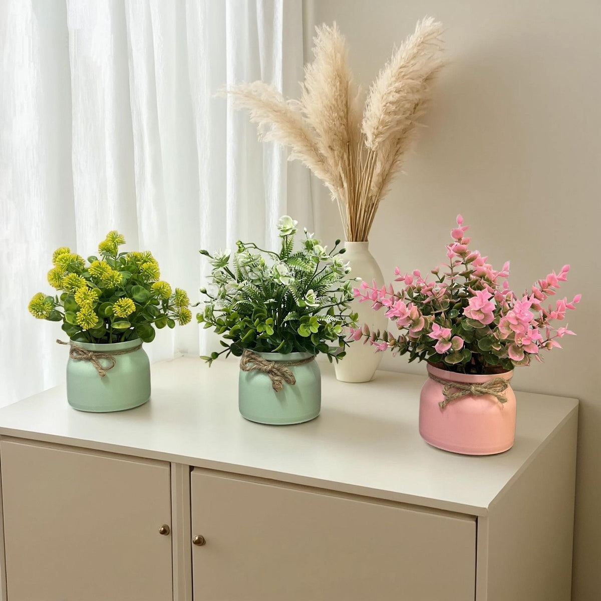 Künstlerisches Kunstblumenarrangement