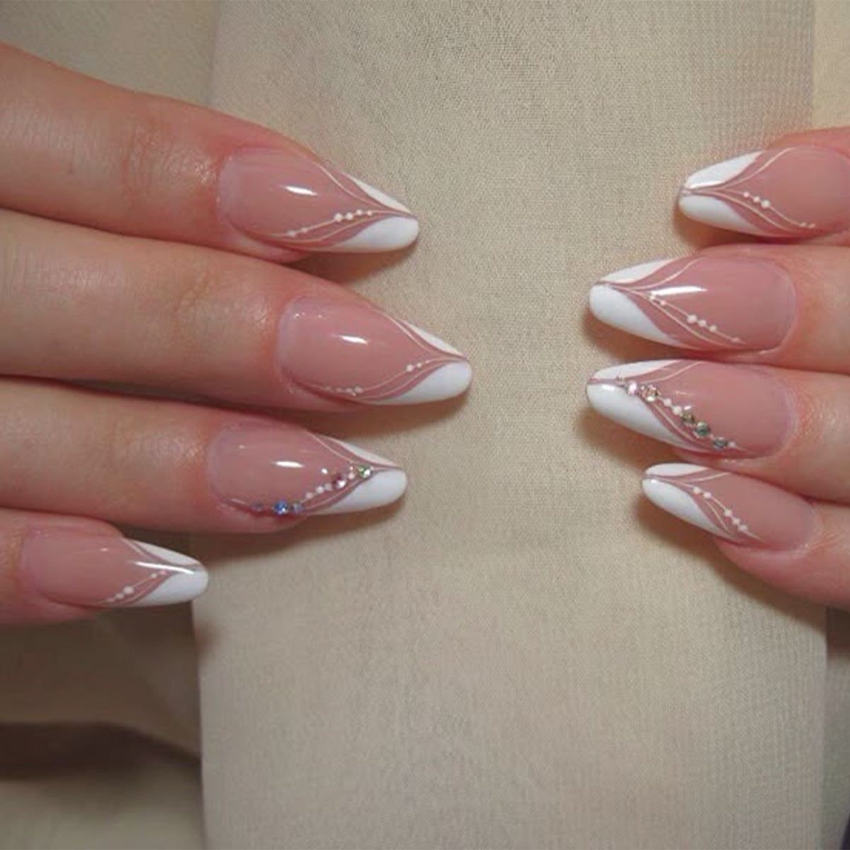 Elegante Stiletto Press-On Nägel mit Strass-Akzenten Brehn