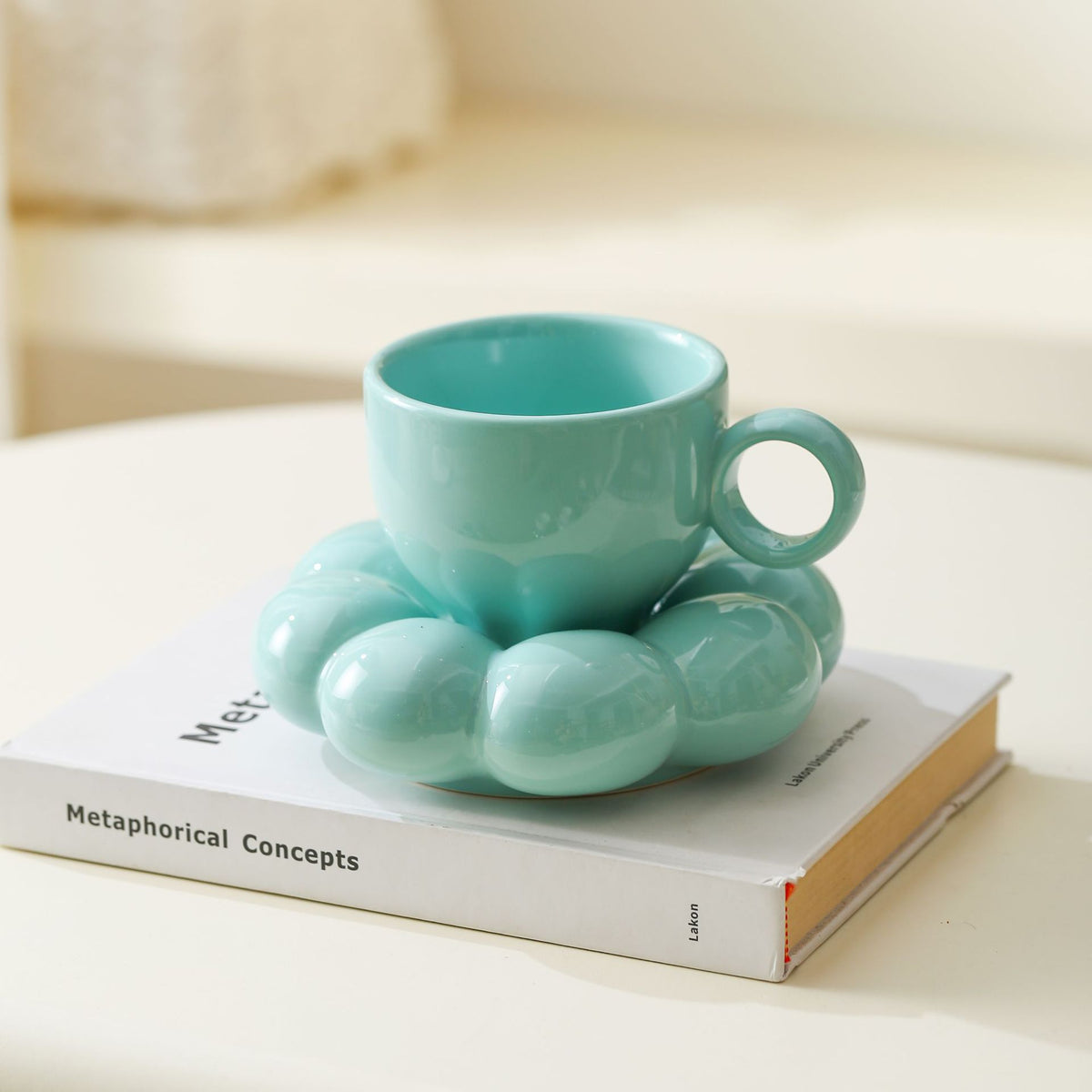 Keramikbecher mit skulpturaler Bubble-Untertasse