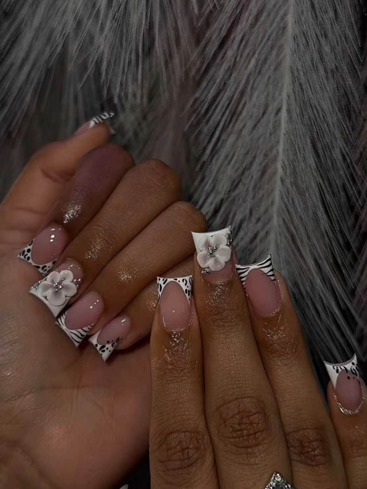 Luxuriöse Blumige Französische Spitzen-Nagelerweiterungen Brehn