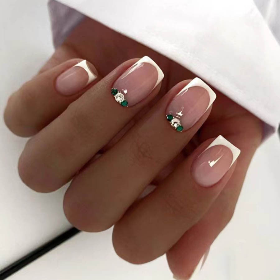 Kunstnagelset mit elegantem französischen Design und glitzernden Akzenten Brehn