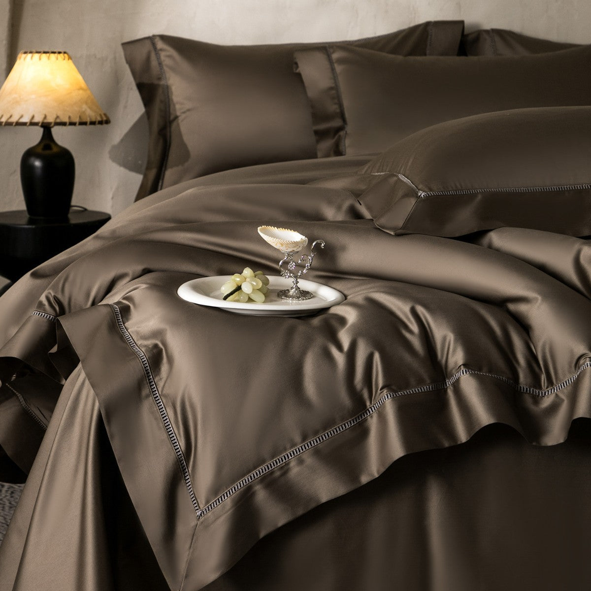 Luxuriöses seidiges Satin Bettdeckenbezug-Set mit Leiterstich-Saum und dekorativer Rüsche