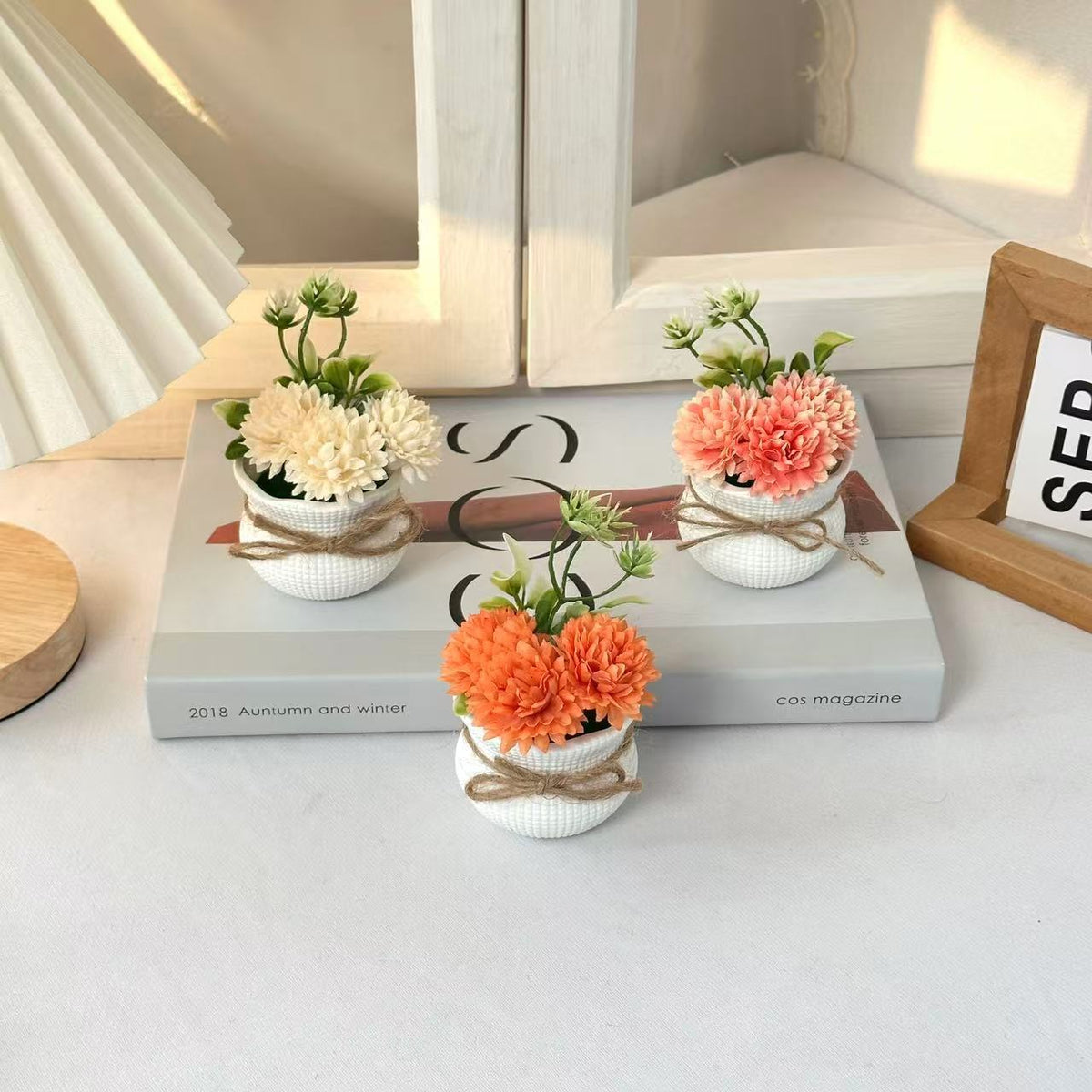 Dekorative Mini-Blumenarrangement im Topf