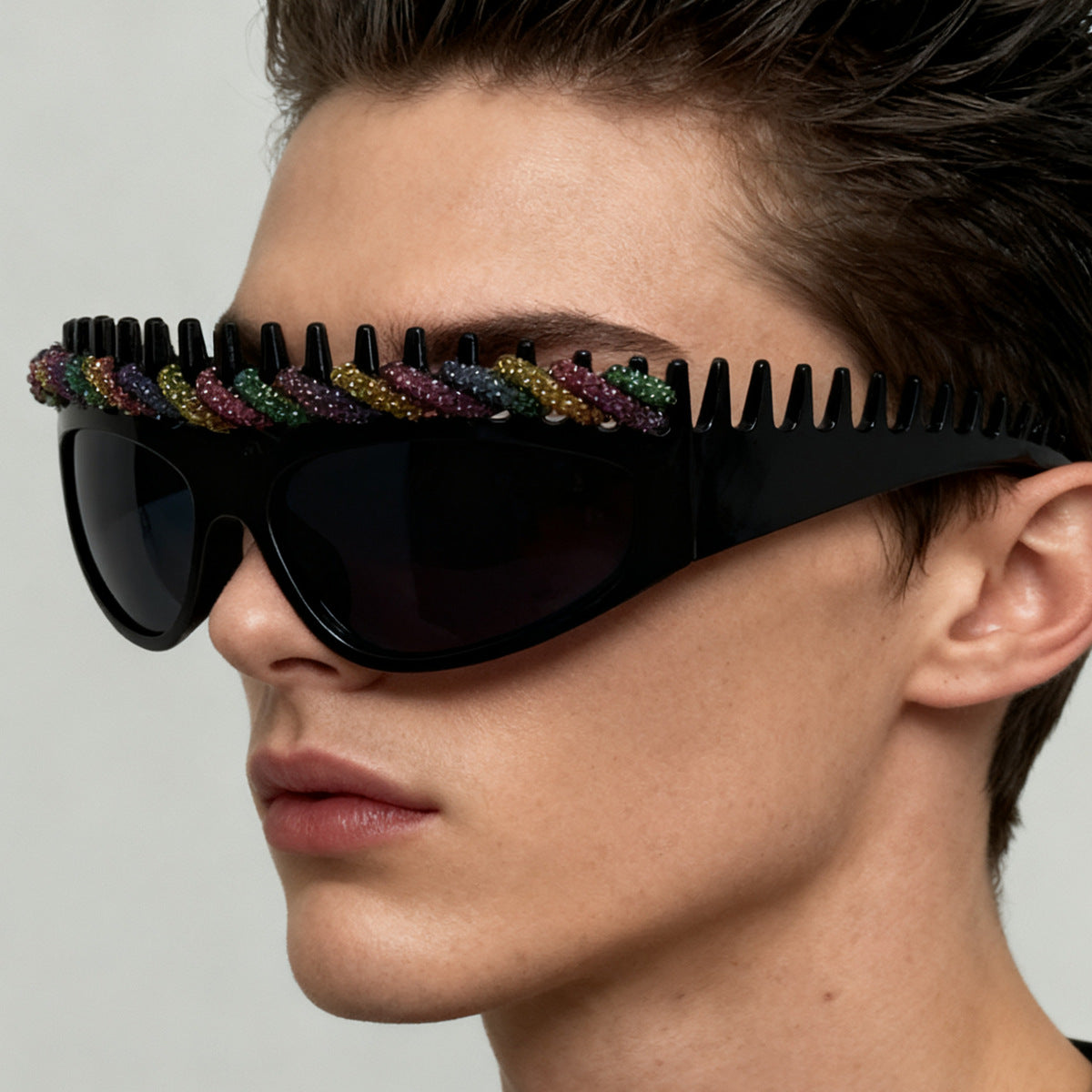 Damen Sportliche Sonnenbrille mit kunstvollem Design und funkelnden Akzenten Brehn