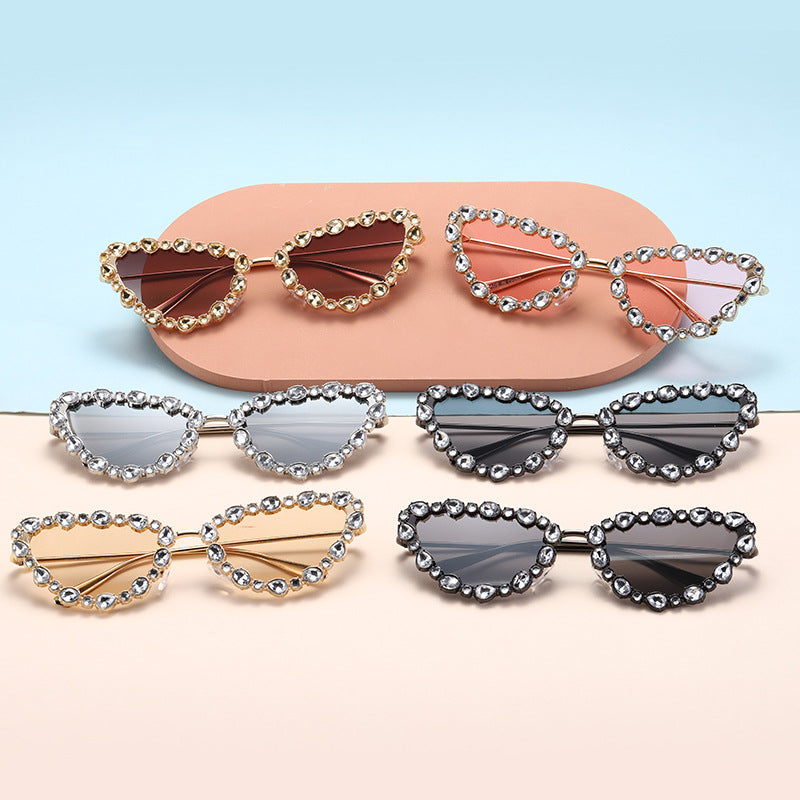 Damen Herzförmige Designer-Sonnenbrille mit glamourösem Kristallrahmen Brehn