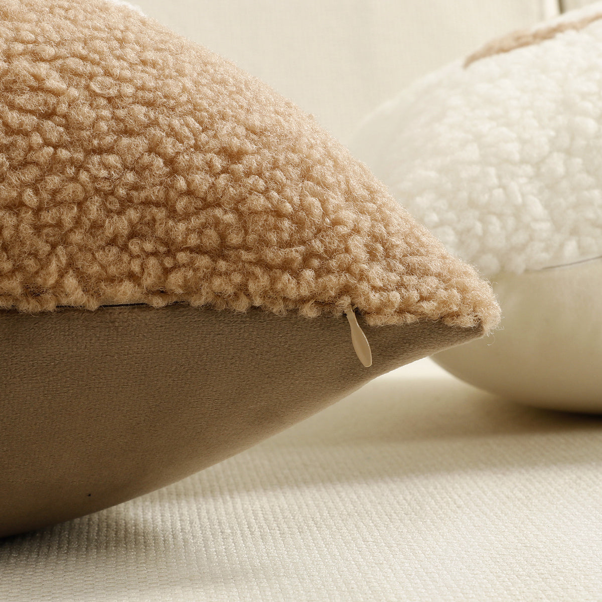 Sherpa-Faux-Shearling-Lendenkissenbezug mit Appliziertem Schriftzug
