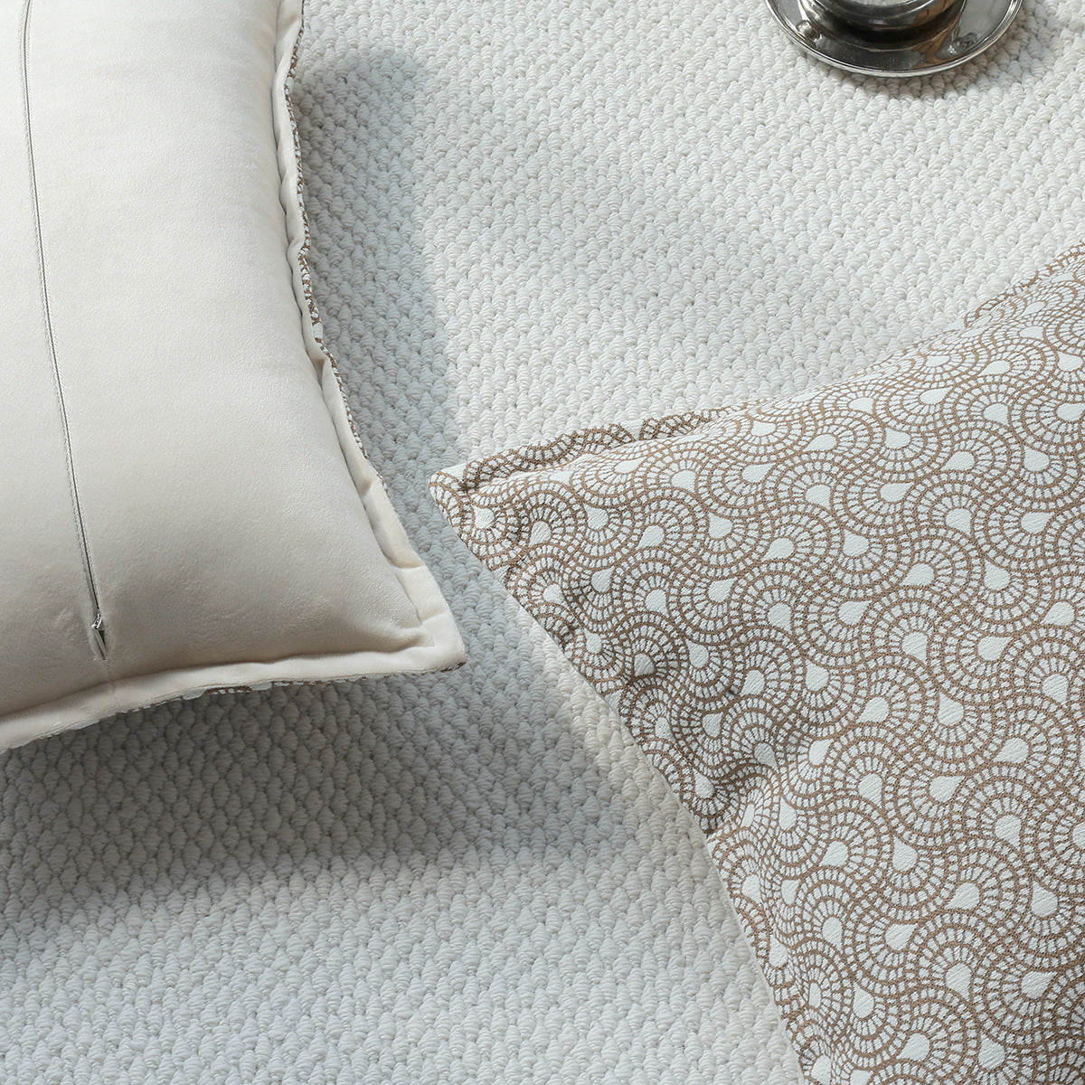 Elegantes Kissen mit modernem Strukturmuster