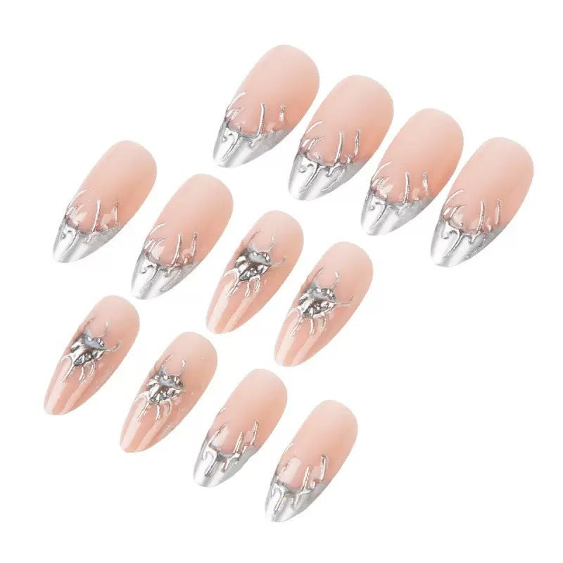 Kreative Nagelkunst mit stylischem Metallic-Finish Brehn