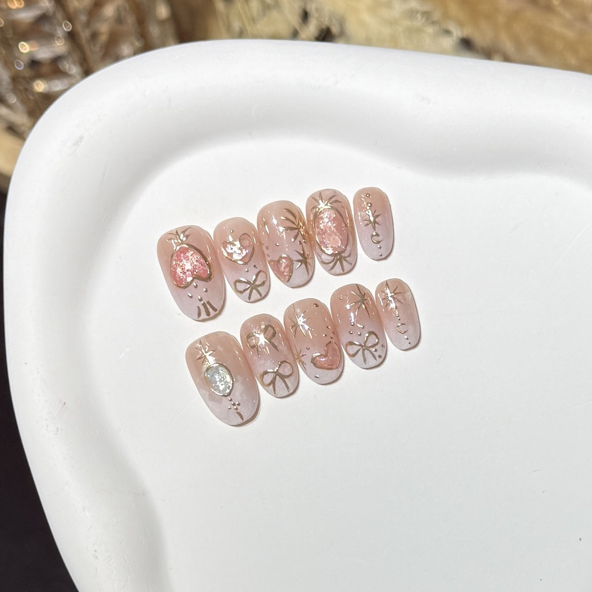 Dekorativer Press-On Nail Art Set mit Herz- und Glitzerakzenten Brehn