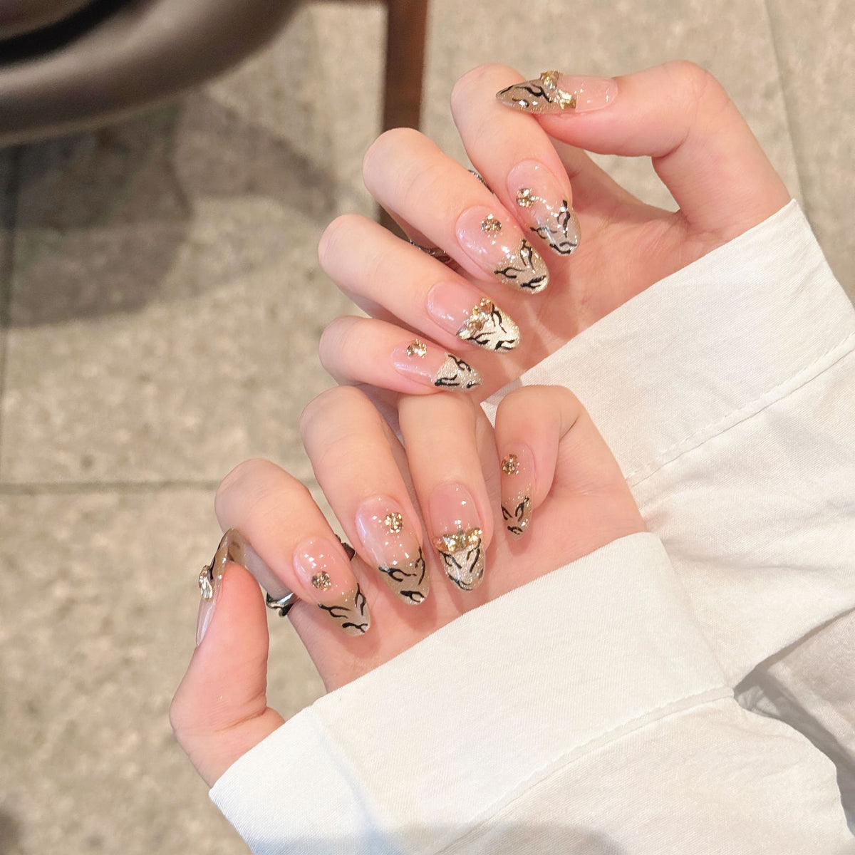 Künstlerisches Press-On Nagelkunst Set mit luxuriösen Gold- und Schwarzmotiven