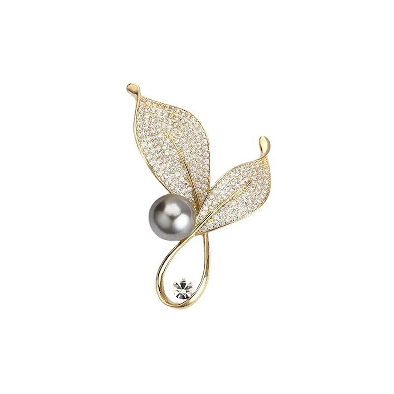Elegante und Glamouröse Brosche mit Perlen und Kristallen Brehn