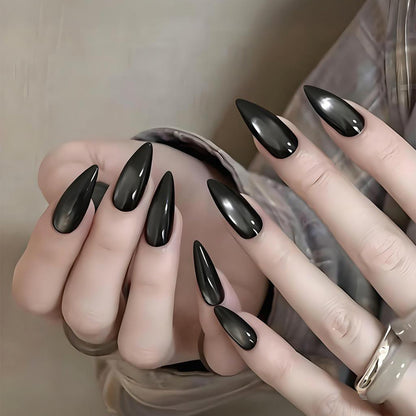 Kunstnagelset mit eleganten spitzen Formen und hochglänzendem Finish Brehn