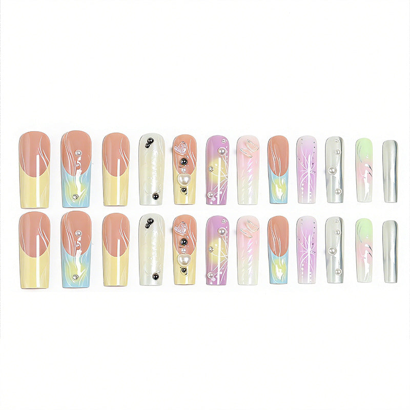 Kunstnagelset mit eleganten floralen und glitzernden Akzenten Brehn
