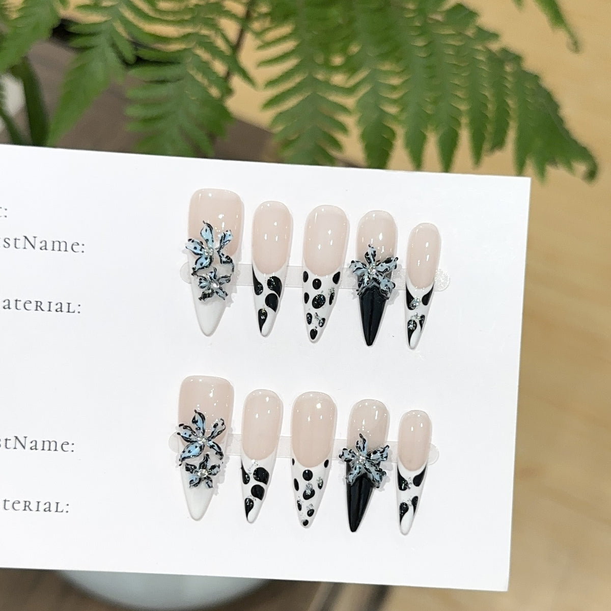 Künstlerisches Blumen- und geometrisches Press-On-Nagelset