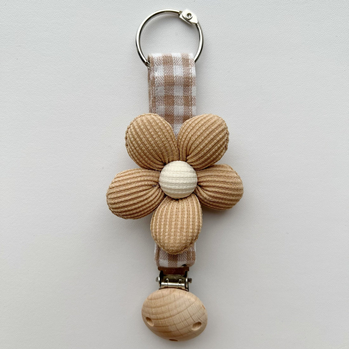 Handgefertigter Holz-Clip Schnullerhalter mit Gingham-Gurt und gepolstertem Blumenbeißring