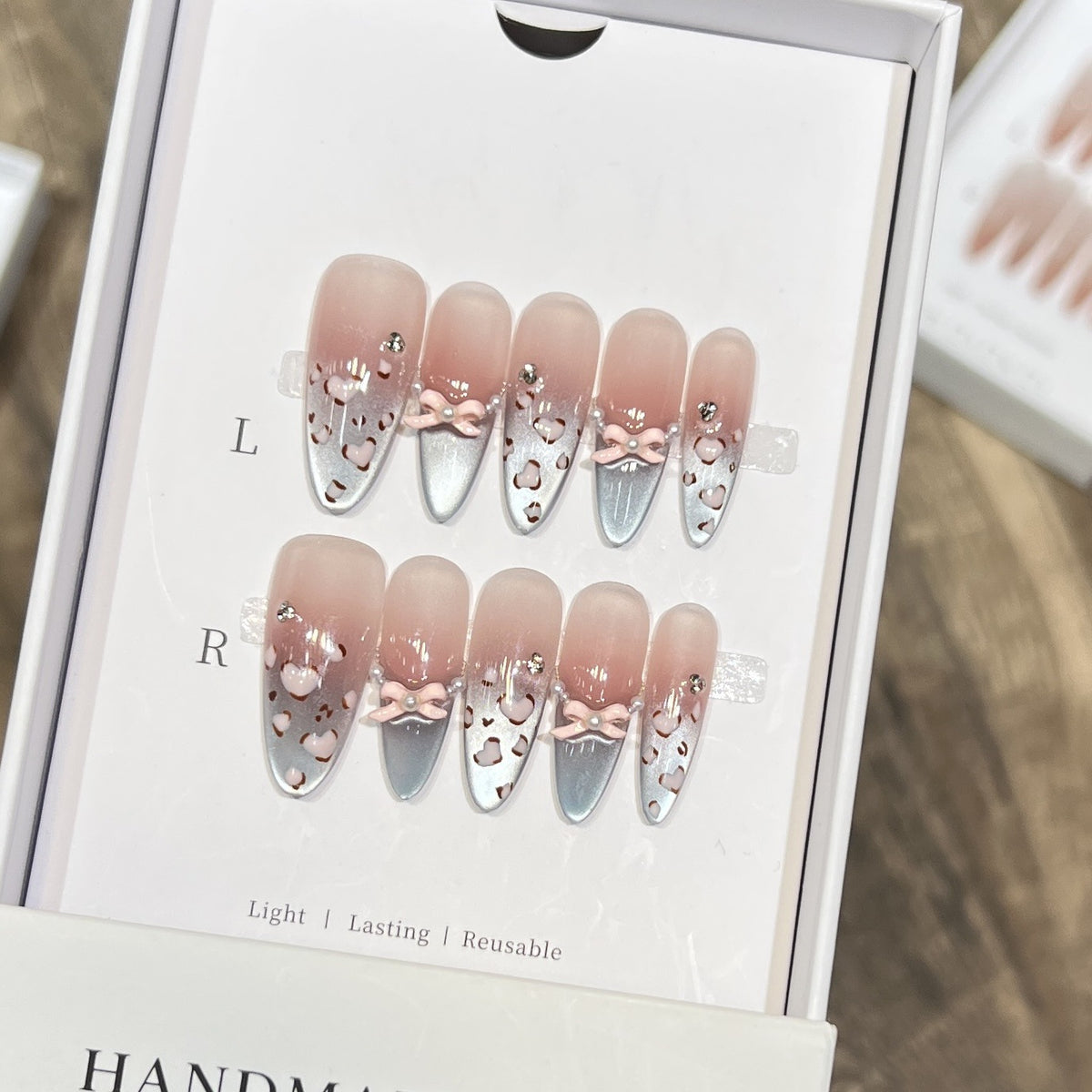 Dekoratives Press-On-Nageldesign mit Schleifenakzenten Brehn