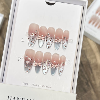 Dekoratives Press-On-Nageldesign mit Schleifenakzenten Brehn