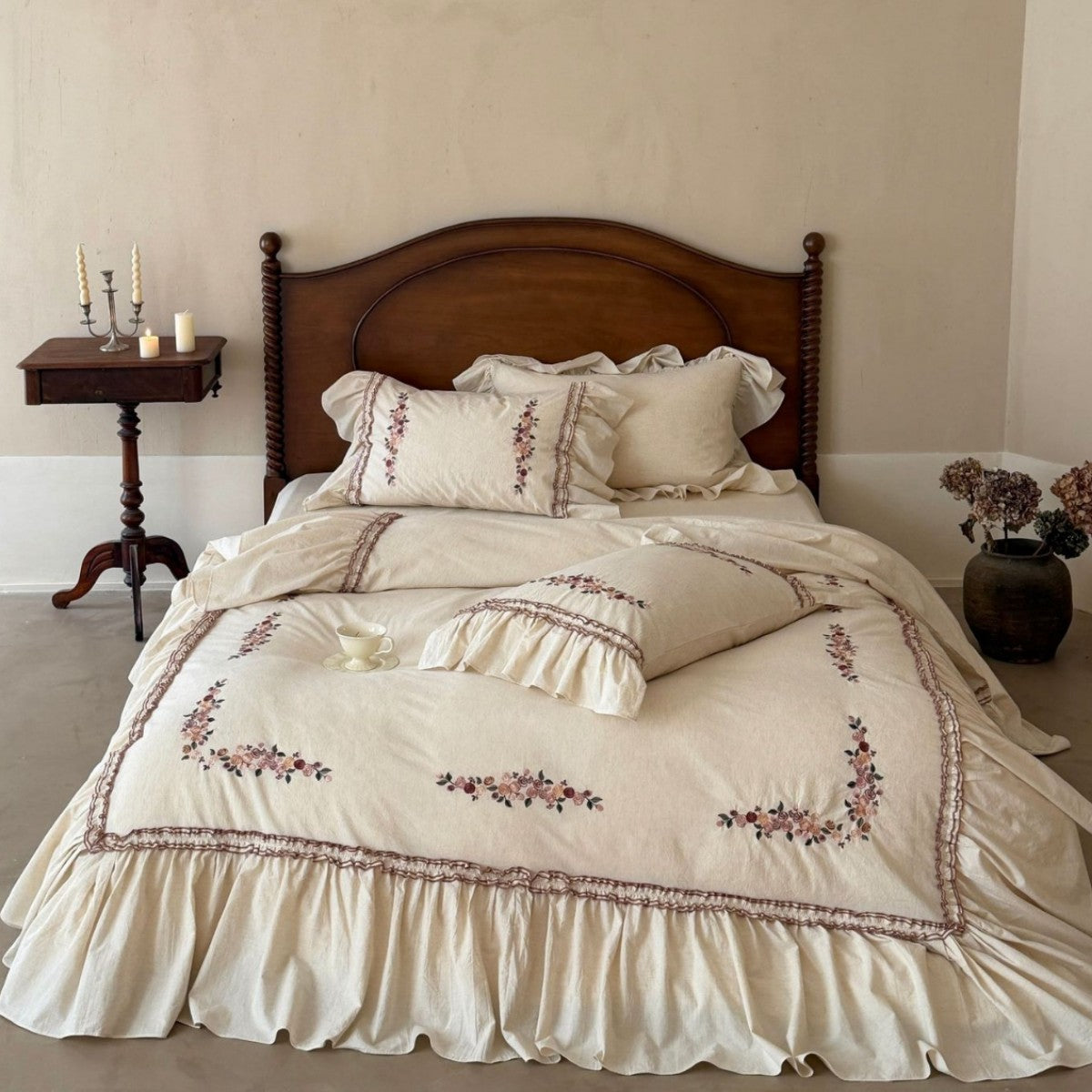 Romantisches Bettwäsche-Set mit Rüschen und floraler Stickerei in Leinenoptik