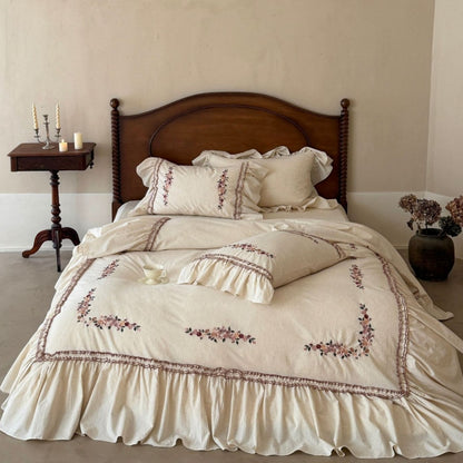 Romantisches Bettwäsche-Set mit Rüschen und floraler Stickerei in Leinenoptik