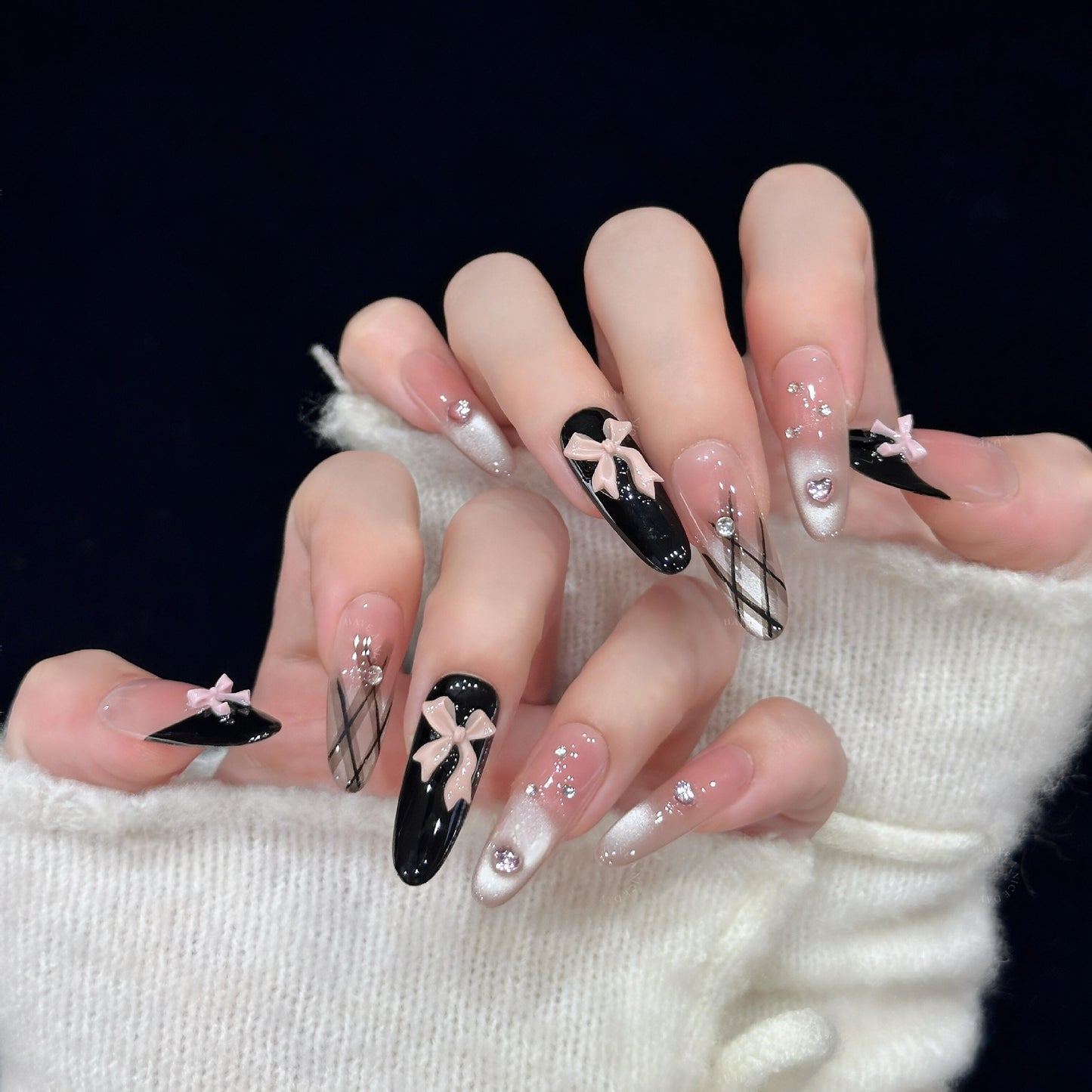 Künstliche Nagelspitzen mit Eleganten Schleifen und Glitzerdetails Brehn