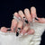 Künstliche Nagelspitzen mit Eleganten Schleifen und Glitzerdetails Brehn