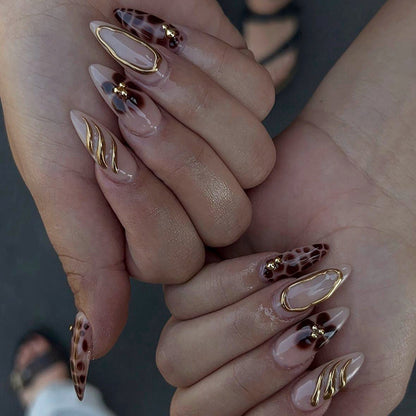 Nagelkunstset mit luxuriösen 3D-Verzierungen und goldenen Akzenten Brehn