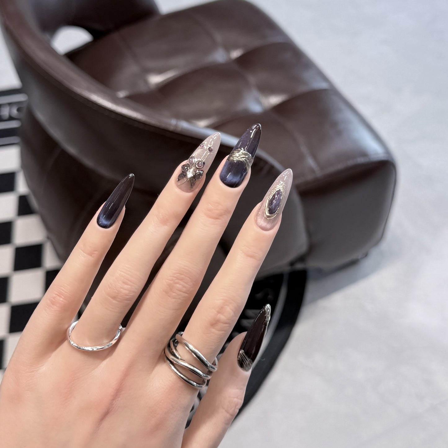 Elegante Stiletto Press-On Nagelkunst Set mit Edelsteinakzenten Brehn
