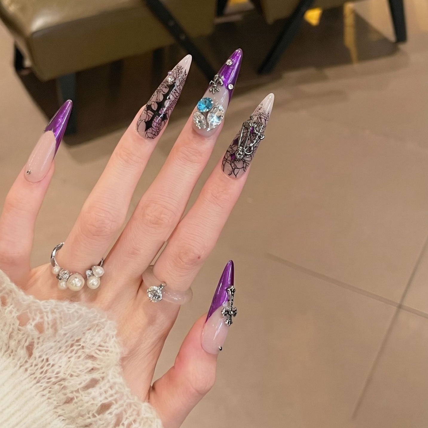 Künstlerisches Stiletto Presse-Nagelset mit einzigartigen Blumen- und Edelsteindetails Brehn