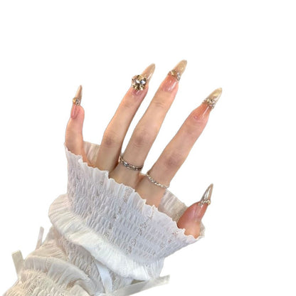 Glamouröse mit Kristallen besetzte Stiletto-Nagelkunstverzierungen