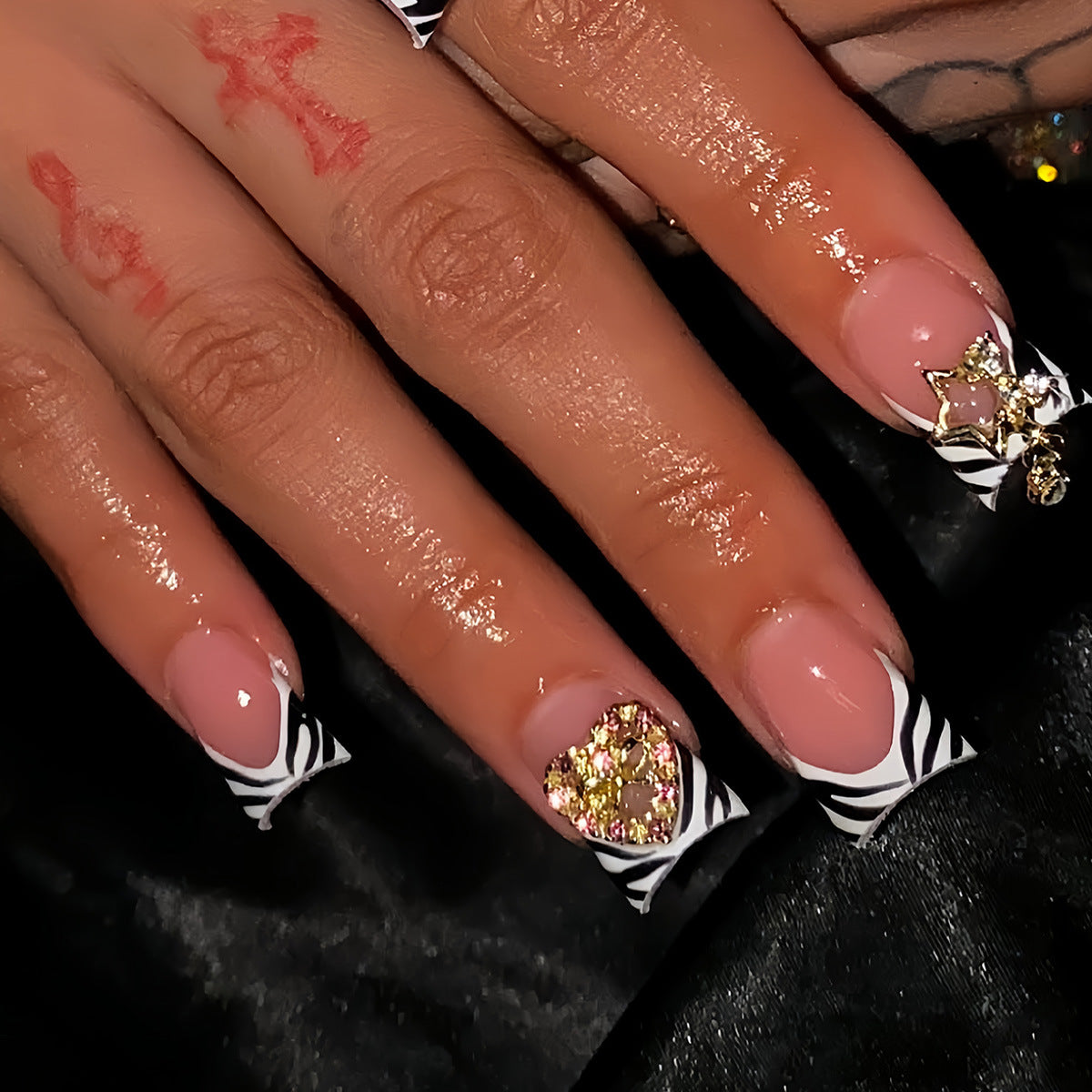 Dekorative Strass- und Zebra-Muster Druck-Nägel Brehn
