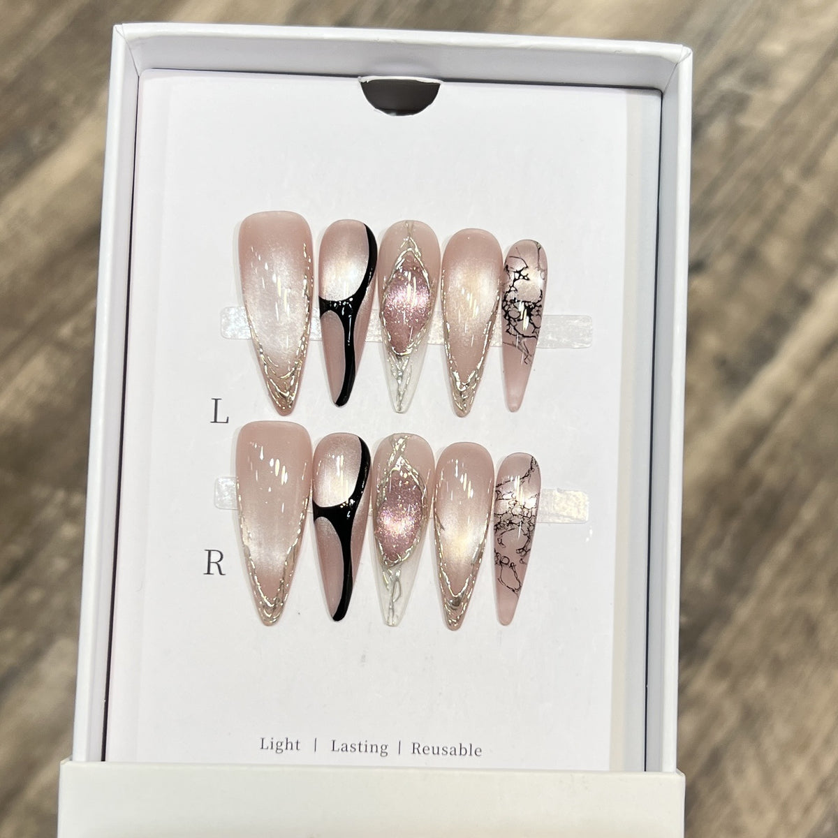 Künstlerisches Stiletto Press-On Nagelset mit einzigartigem Marmor Design Brehn