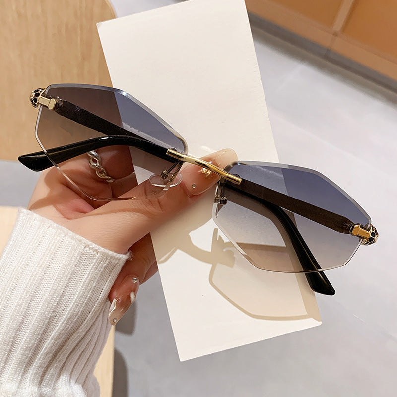 Damen Designer Sonnenbrille mit hexagonalem Rahmen und goldenen Akzenten Brehn